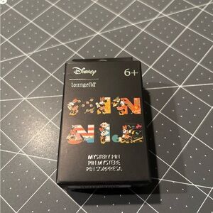 Disney Mystery Pin Box Minnie